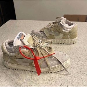Off white 4.0 low top sneakers/ 8 US runs true to size /Colors:Beige Medium Grey
